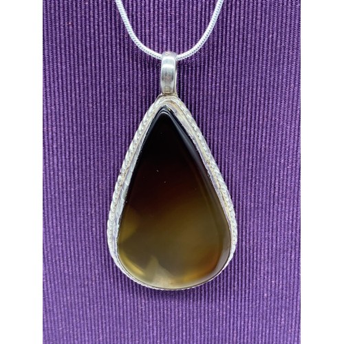 486 - AGATE SILVER PENDANT ON CHAIN