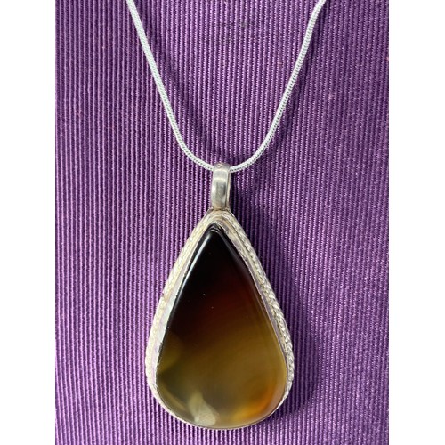 486 - AGATE SILVER PENDANT ON CHAIN