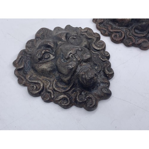 504 - 2 HEAVY BRASS LIONS HEAD MASKS FOR FURNITURE OR DOOR 3