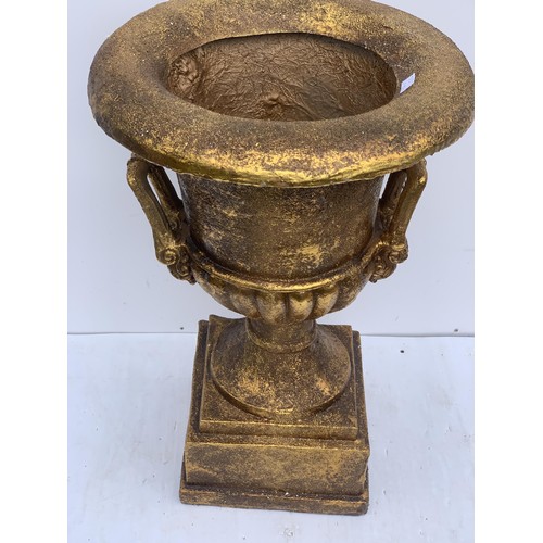 527 - A NEW GILT GRECIAN STYLE URN IN GILT FINISH 31