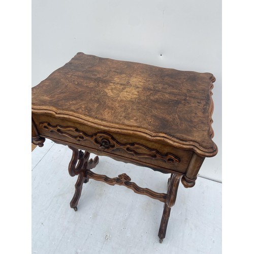 556 - A VICTORIAN BURR WALNUT SEWING TABLE IN BEAUTIFUL CONDITION 21 x 28 x 15