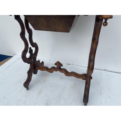 556 - A VICTORIAN BURR WALNUT SEWING TABLE IN BEAUTIFUL CONDITION 21 x 28 x 15