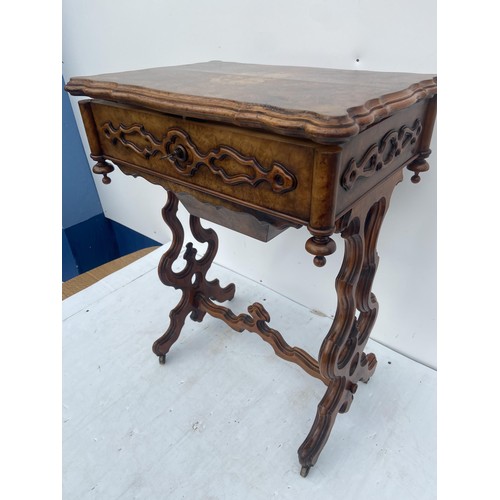 556 - A VICTORIAN BURR WALNUT SEWING TABLE IN BEAUTIFUL CONDITION 21 x 28 x 15