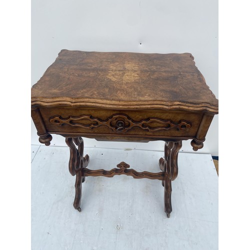 556 - A VICTORIAN BURR WALNUT SEWING TABLE IN BEAUTIFUL CONDITION 21 x 28 x 15