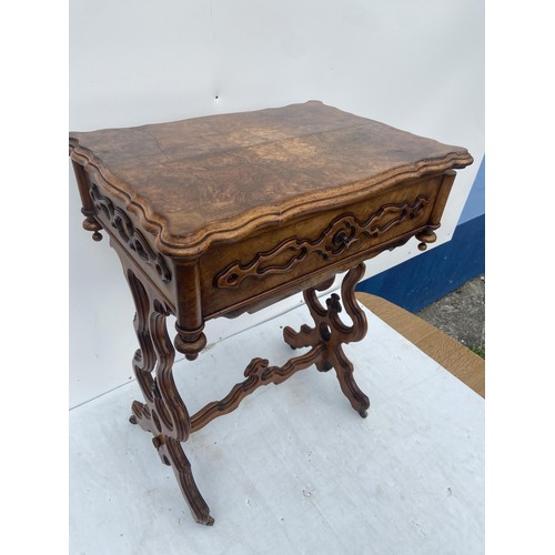 556 - A VICTORIAN BURR WALNUT SEWING TABLE IN BEAUTIFUL CONDITION 21 x 28 x 15