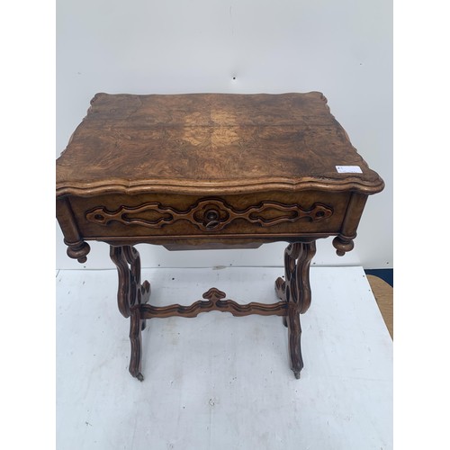 556 - A VICTORIAN BURR WALNUT SEWING TABLE IN BEAUTIFUL CONDITION 21 x 28 x 15