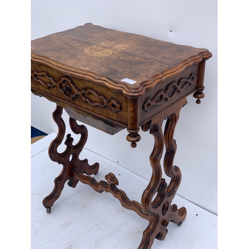 556 - A VICTORIAN BURR WALNUT SEWING TABLE IN BEAUTIFUL CONDITION 21 x 28 x 15