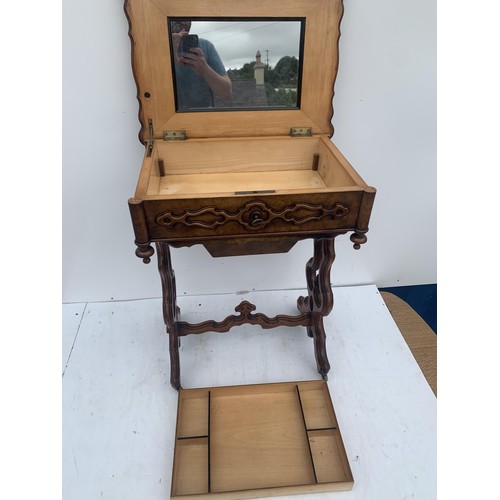 556 - A VICTORIAN BURR WALNUT SEWING TABLE IN BEAUTIFUL CONDITION 21 x 28 x 15