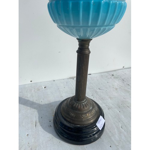 716 - A BLUE PORCELAIN BOWL OIL LAMP ON BRASS PILLAR WITH AN ETCHED GLASS FOOTBALL SHADE