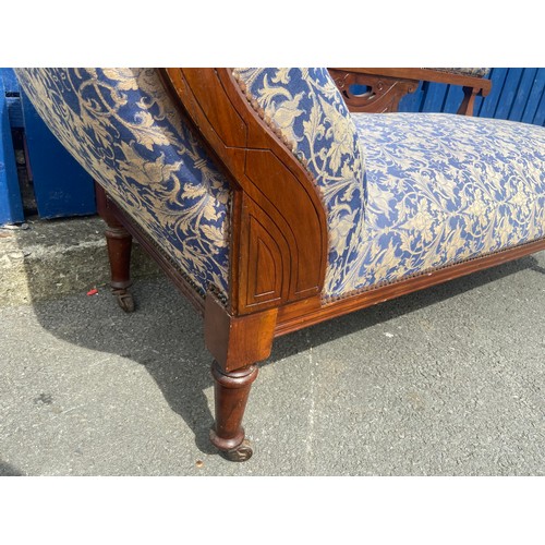 588 - A VICTORIAN CHAISE LONGUE RECOVERED IN A BLUE AND GILT PATTERNED MATERIAL