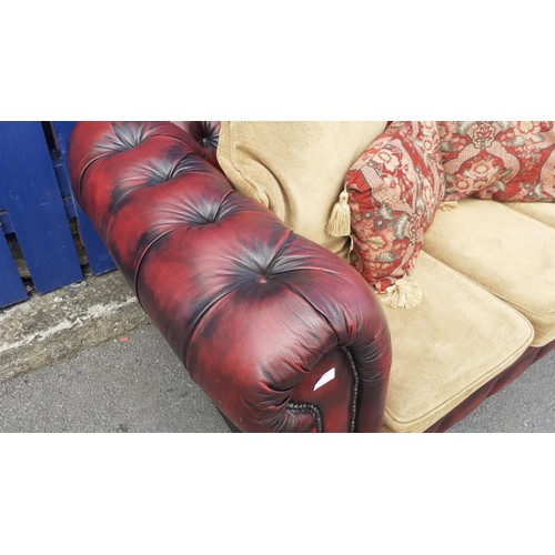 703 - A DEEP BUTTONED OXBLOOD CHESTERFIELD SETTEE