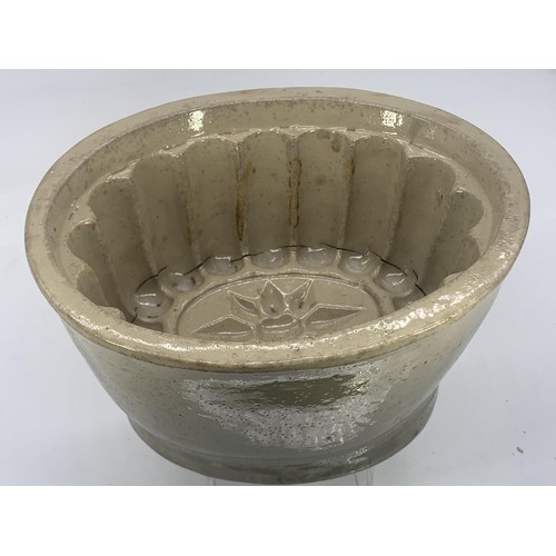 728A - VINTAGE POTTERY JELLY MOULD