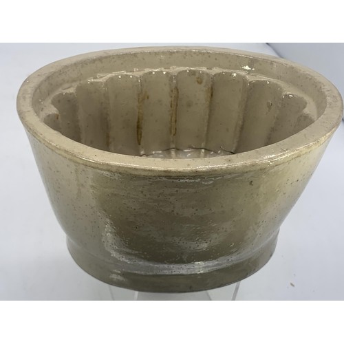 728A - VINTAGE POTTERY JELLY MOULD