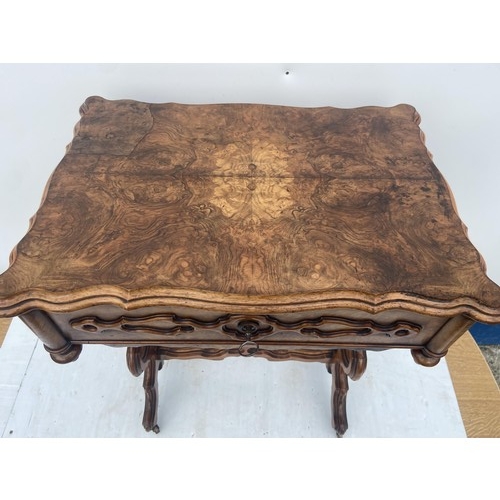 556 - A VICTORIAN BURR WALNUT SEWING TABLE IN BEAUTIFUL CONDITION 21 x 28 x 15