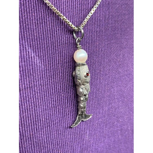 230 - A MOVEABLE FISH PENDANTSET IN SILVER WITH GARNET EYES AND PEARL ON SILVER CHAIN