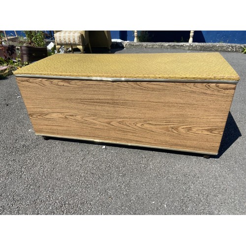 100 - A RETRO BLANKET BOX