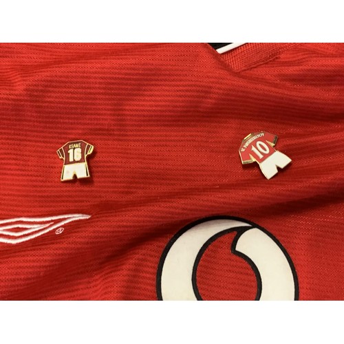 18 - 2 MANCHESTER UNITED SHIRTS AND 2 SCARVES