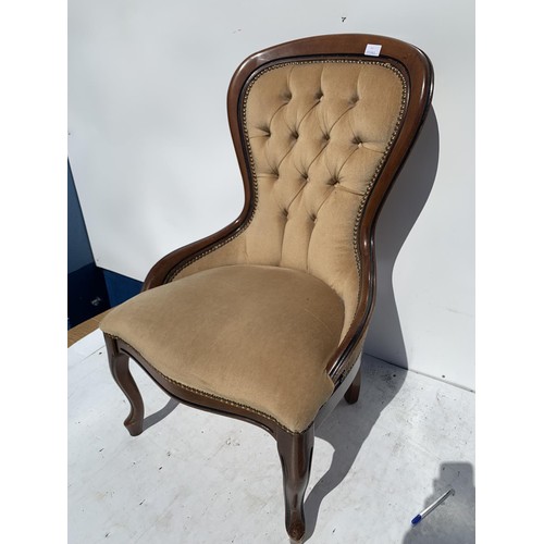 121 - A BUTTON BACK SPOON BACK CHAIR