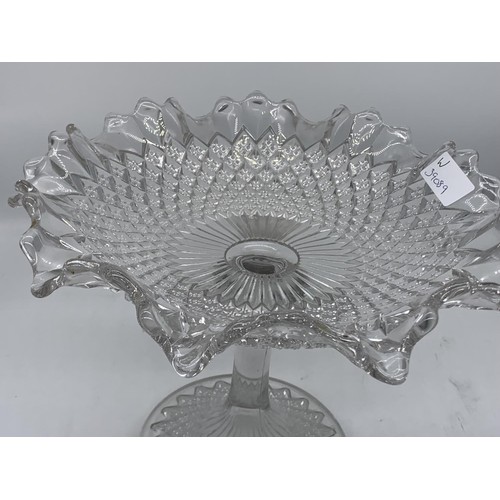 92 - A FRILLED GLASS COMPORT/CENTRE PIECE