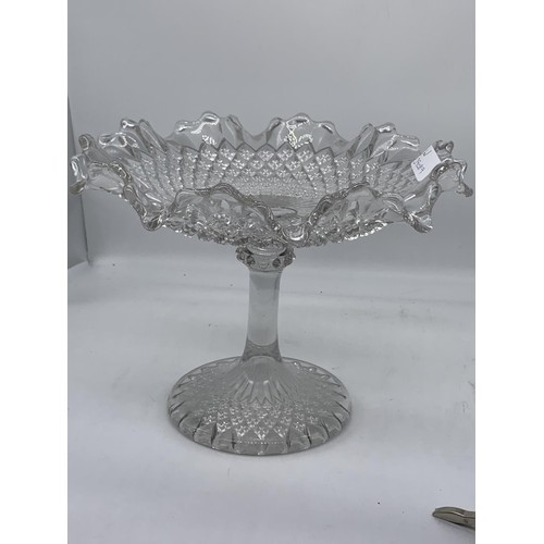 92 - A FRILLED GLASS COMPORT/CENTRE PIECE