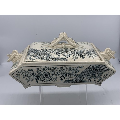 794 - ORNATE HAMPDEN TUREEN AND LID 12X6