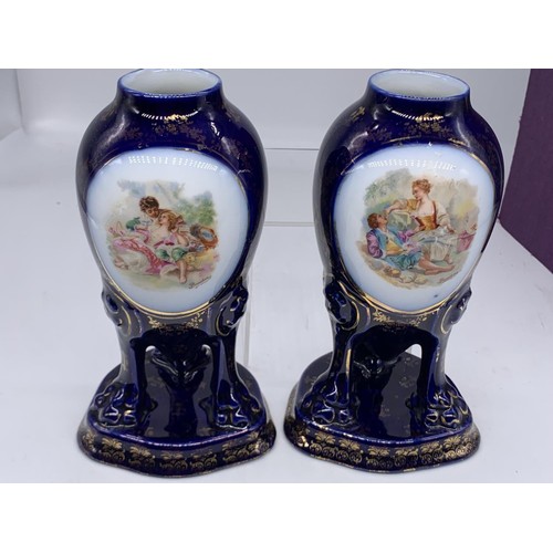 421 - A MATCHING PAIR OF VICTORIAN CARLSBAD AUSTIN VASE 7.5