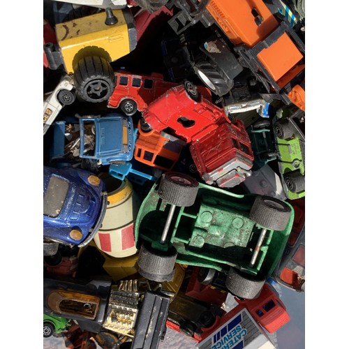 462 - A LARGE LOT OF MIXED DIE CAST & COLLECTABLE VEHICLES