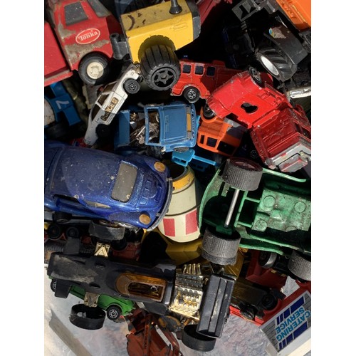 462 - A LARGE LOT OF MIXED DIE CAST & COLLECTABLE VEHICLES