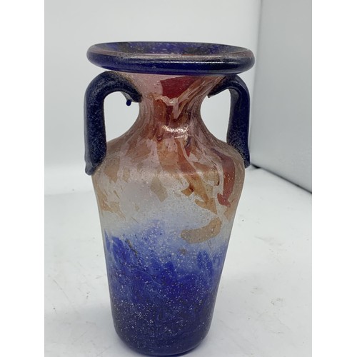 539 - AN ANTIUE MUTI COLOURED GLASS 2 HANDLED VASE GRECIAN STYLE 8