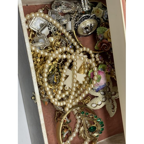 550 - A BOX OF MIXED JEWLLERY