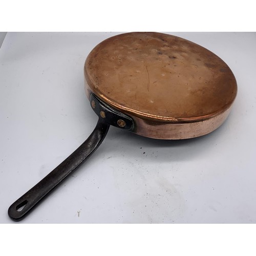 587 - A VICTORIAN COPPER PAN WIITH A CAST HANDLE 11.5