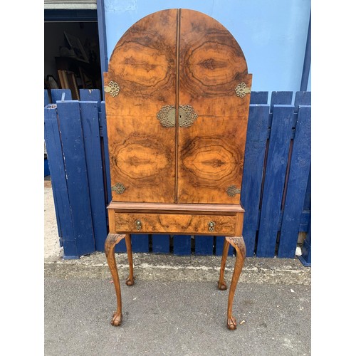 601 - A ORIGINAL BEUTIFUL DECO WALNUT DRINKS CABINET ON SINGLE DRAWERED BASE WITH BLAW & CLAW FOOT WITH RE... 