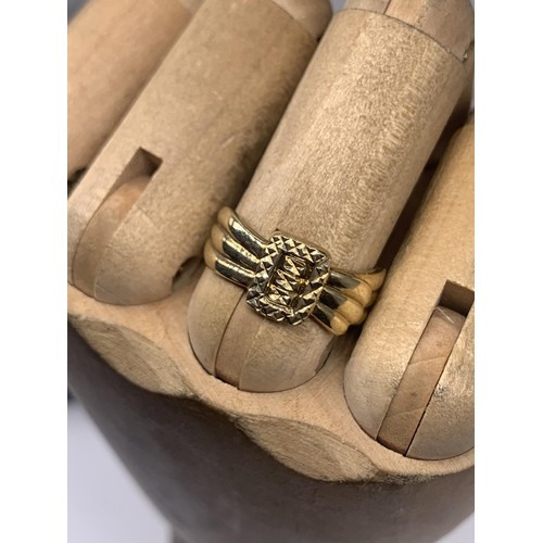 608 - AN ORNATE 9ct GOLD RING