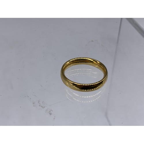 610 - A WEDDING BAND IN YELLOW METAL WITH A STAMP 18K