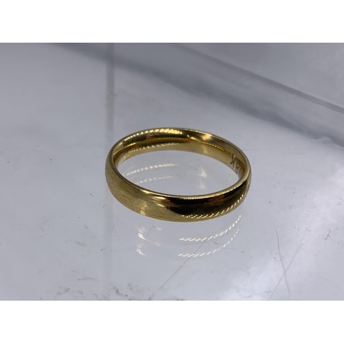 610 - A WEDDING BAND IN YELLOW METAL WITH A STAMP 18K