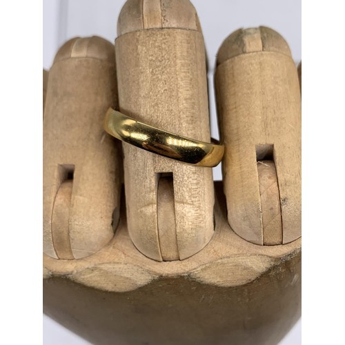 610 - A WEDDING BAND IN YELLOW METAL WITH A STAMP 18K