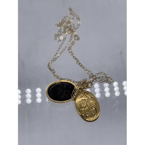 618 - A 9ct GOLD ENGRAVED LOCKET ON A 9ct GOLD CHAIN 1.4grms