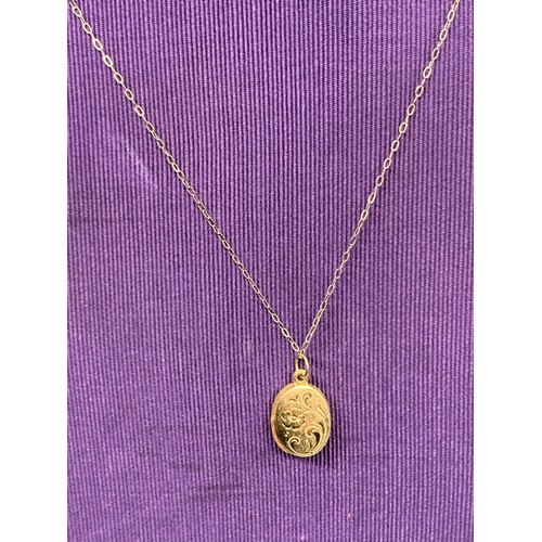 618 - A 9ct GOLD ENGRAVED LOCKET ON A 9ct GOLD CHAIN 1.4grms