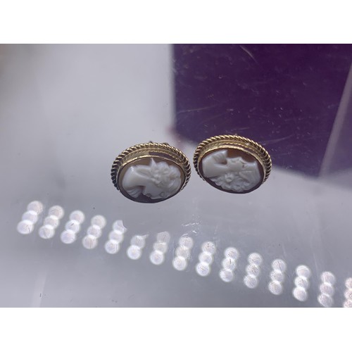 625 - A PAIR OF 9ct GOLD CAMEO EARRINGS