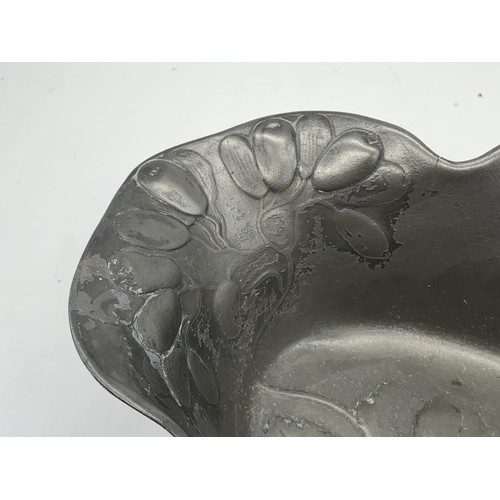 746 - AN ART NOVEAU PEWTER DISH 11