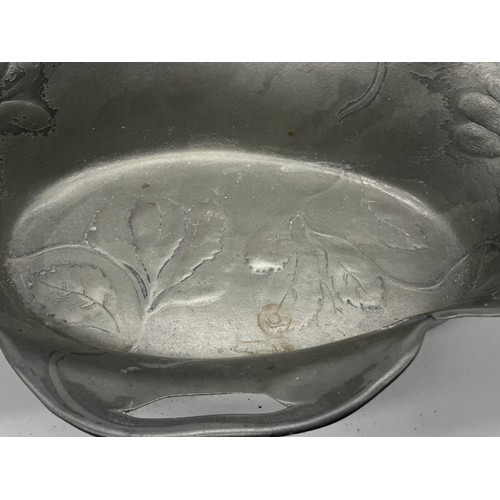 746 - AN ART NOVEAU PEWTER DISH 11