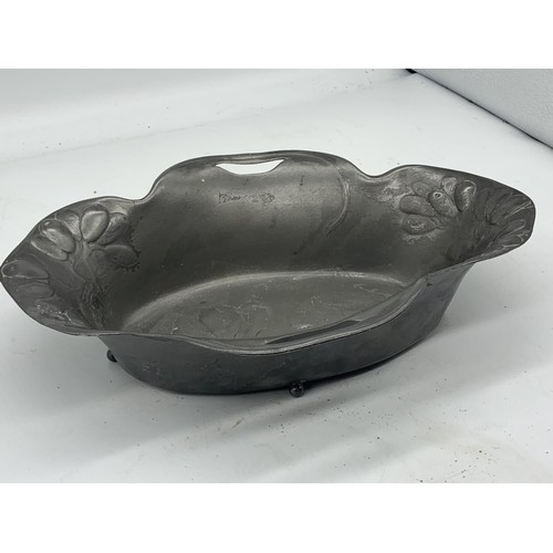 746 - AN ART NOVEAU PEWTER DISH 11