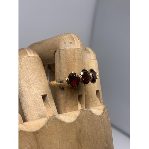 652 - A BEAUTIFUL 9ct GOLD   3 STONE GARNET SET RING size V  3.1grms