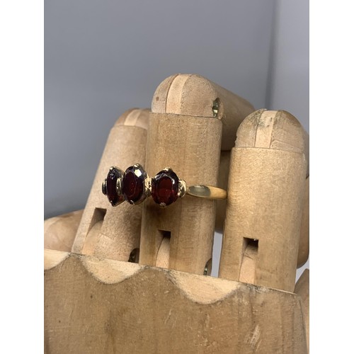 652 - A BEAUTIFUL 9ct GOLD   3 STONE GARNET SET RING size V  3.1grms