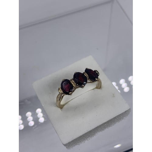 652 - A BEAUTIFUL 9ct GOLD   3 STONE GARNET SET RING size V  3.1grms