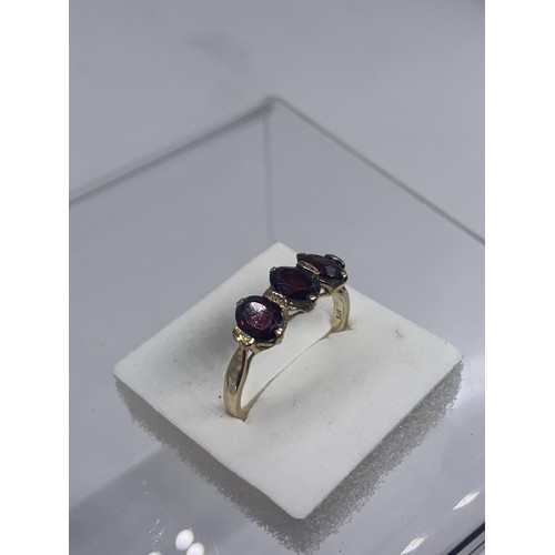 652 - A BEAUTIFUL 9ct GOLD   3 STONE GARNET SET RING size V  3.1grms