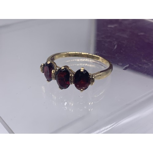 652 - A BEAUTIFUL 9ct GOLD   3 STONE GARNET SET RING size V  3.1grms