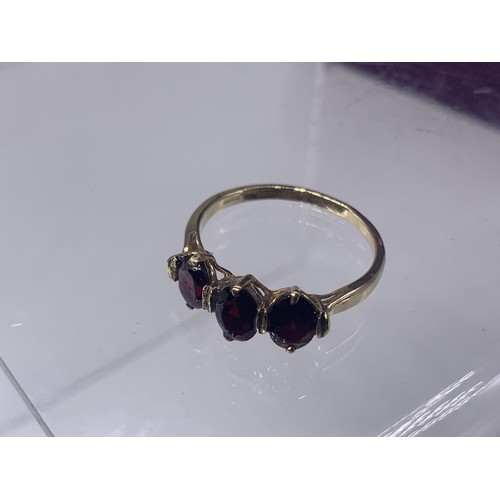 652 - A BEAUTIFUL 9ct GOLD   3 STONE GARNET SET RING size V  3.1grms