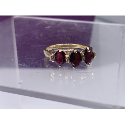 652 - A BEAUTIFUL 9ct GOLD   3 STONE GARNET SET RING size V  3.1grms