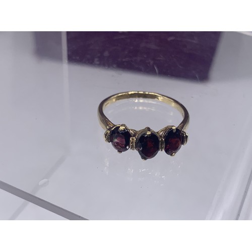 652 - A BEAUTIFUL 9ct GOLD   3 STONE GARNET SET RING size V  3.1grms